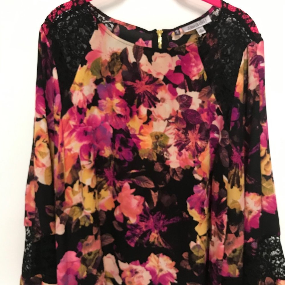 JENNIFER LOPEZ FLORAL/LACE CAPE. ZIPPER BACK